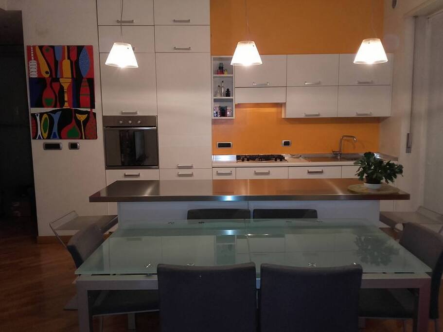 Open space.La cucina con il soggiorno.Day room and the kitchen.Κουζινα.