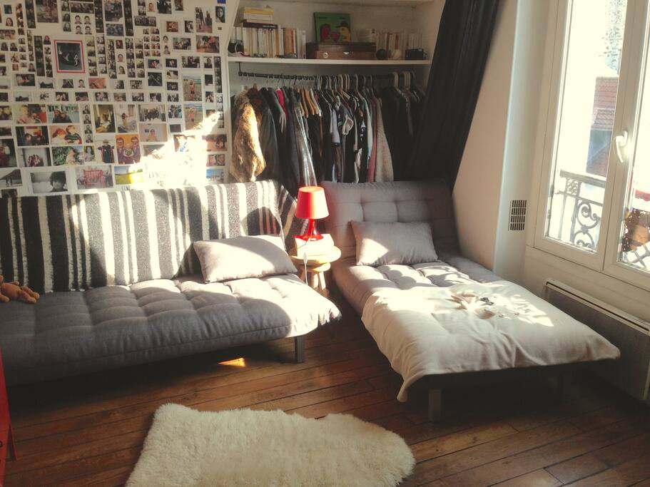 Votre chambre
15m2
Méridienne lit simple (droite), canapé lit 2 places (gauche).
Parquet, vue sur la rue de Bagnolet, Télé, freeboxe, PS4 (avec jeux), bureau (grand), bibliothèques, imprimante, radio Boze (pour iPod), plaides, miroir taille humaine.