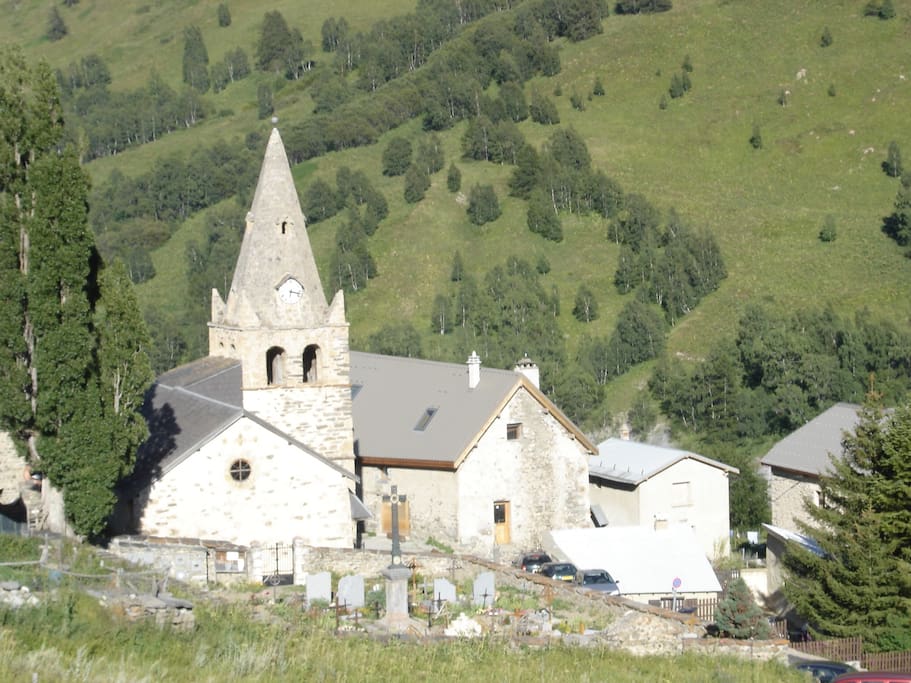 Le hameau des hières avec la maison juste devant l'église