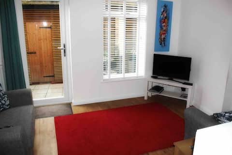 Top performing Airbnb: Stylish 1 bed town house 2 mins walk to town in Dover