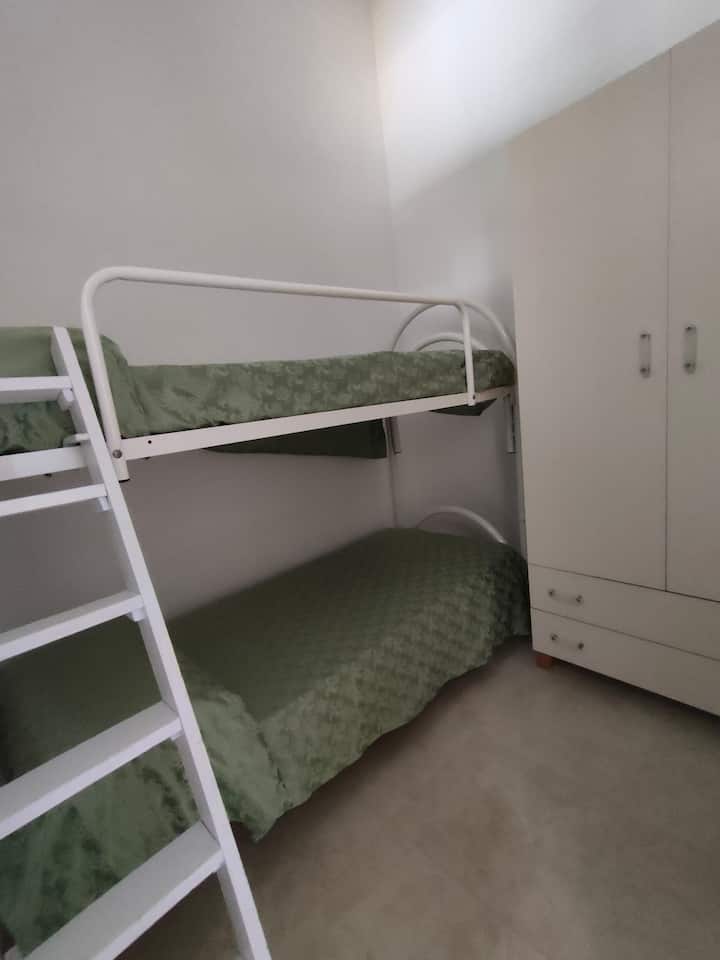 غرفة نوم بسرير بطابقين 