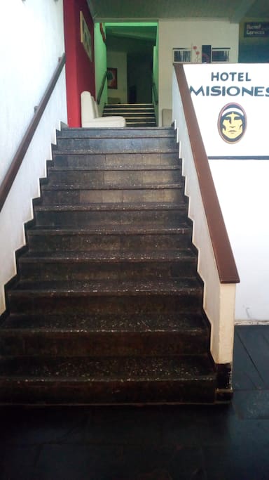 ESCALERAS A LOS PISOS
