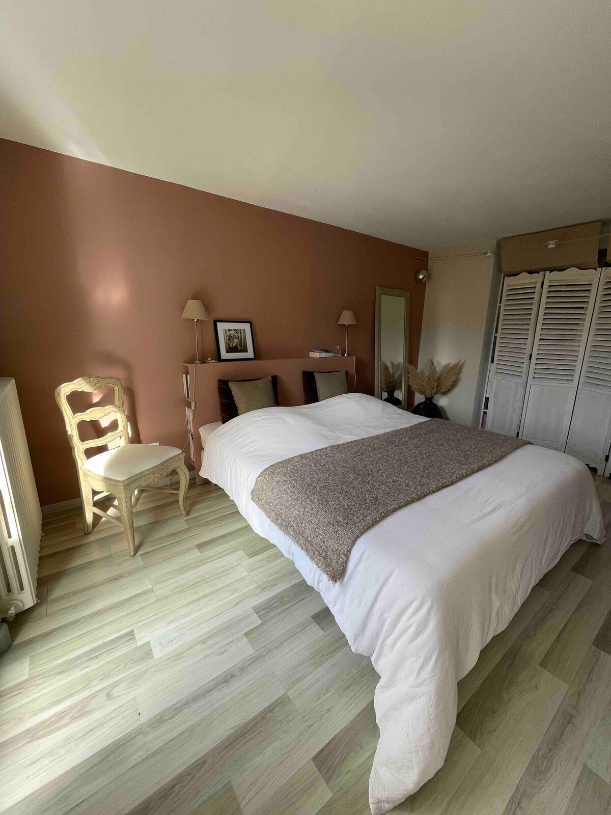 חדר שינה ראשי נוח המשקיף על הגינה בקומת הקרקע עם חדר רחצה צמוד. מצעים 160 ס"מ