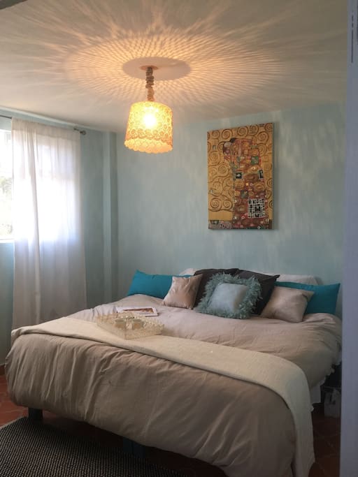 The Klimt bedroom is filled with Art and light! Instead of churchbells, firecrakers or dogs barking wake up to birds singing.