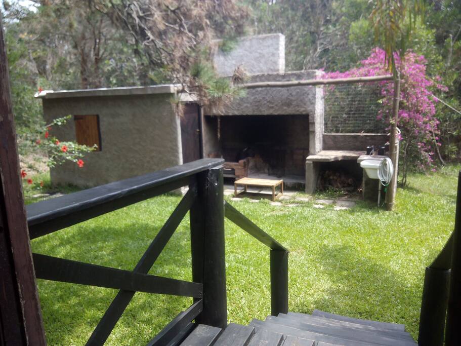 Fogón con mesada y pileta.