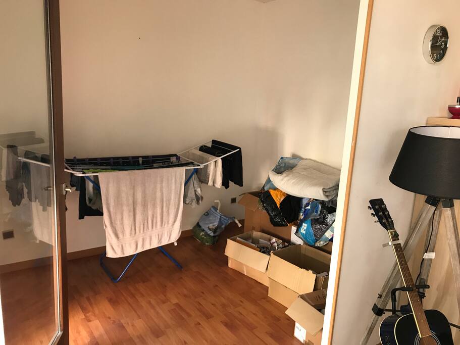 Cette pièce sera fermée par une porte coulissante et sera équipée d'un bureau.