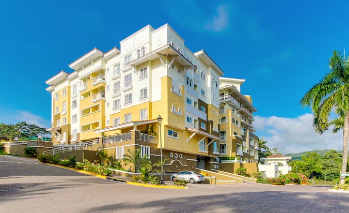 Tucan Country Club P.H. Mahogany Apartamento 108. — 2 bedroom vacation rental in Rousseau