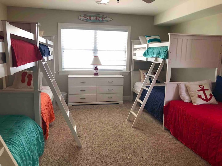 Chumba cha ghorofa ya 1 chenye nafasi kubwa! Watoto watapenda chumba hiki chenye vitanda vya watu 7! vitanda 3 pacha vya ghorofa na kitanda 1 cha mtu mmoja. 