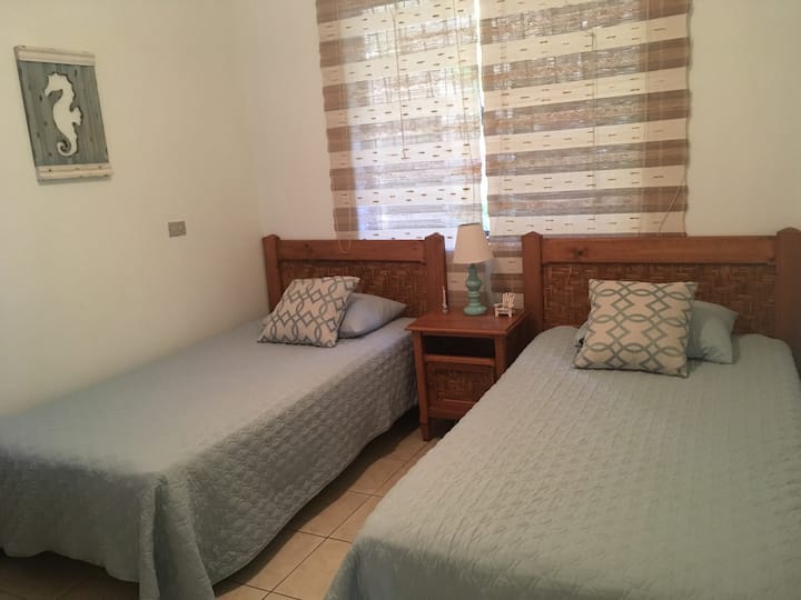 Სტუმრების საძინებელი ტელევიზორითა და DVD ‑ ით 