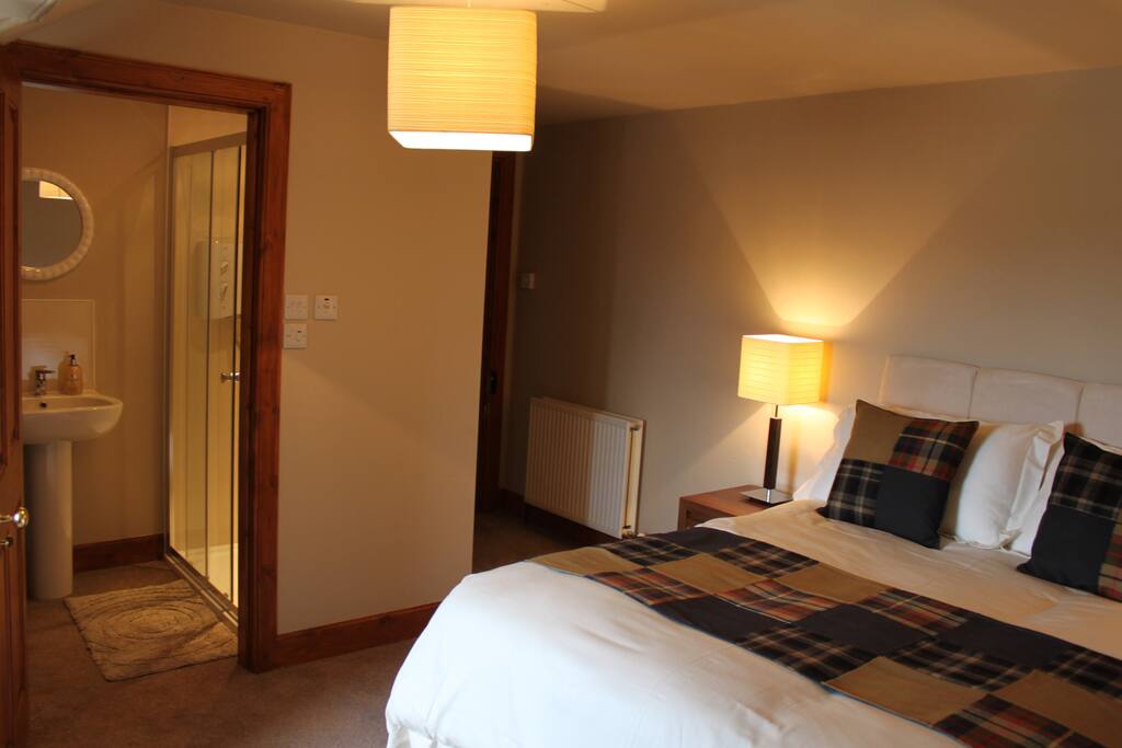 King-size bed with ensuite shower room