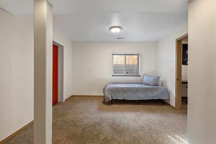 4号卧室，带外门，与洗衣房共用1张单人床XL 