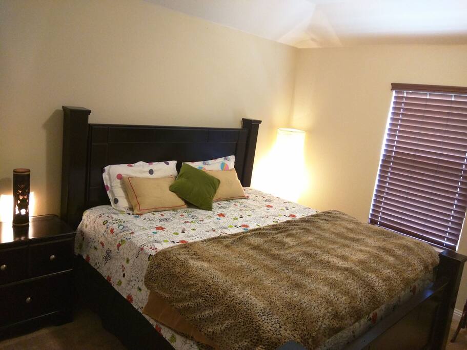 king Bed - Room 1