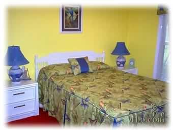 غرفة نوم تضم سرير كوين