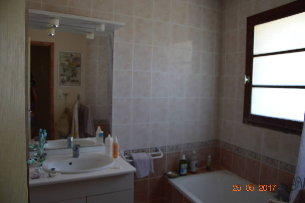 salle de bains à côté de la chambre