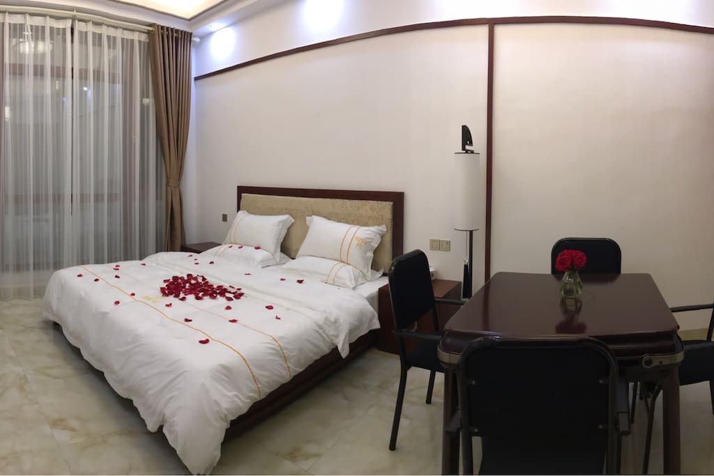 麻将房One King bed with Mahjong table