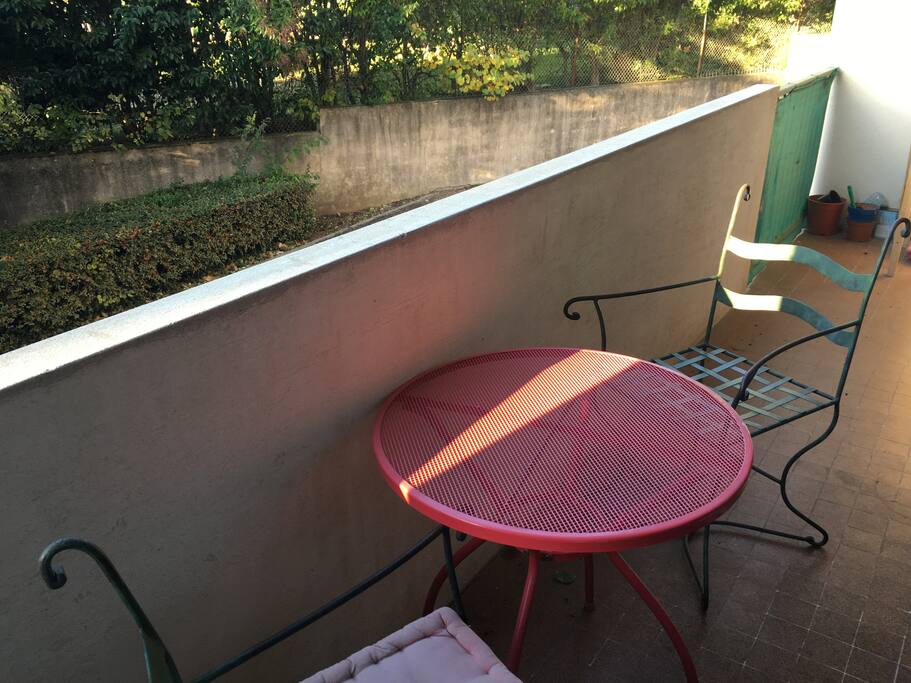 Terrasse exposée au soleil très agréable le matin!