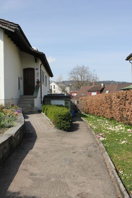 Eingangsbereich
rechts Zugang zum Sitzplatz mit Cheminee