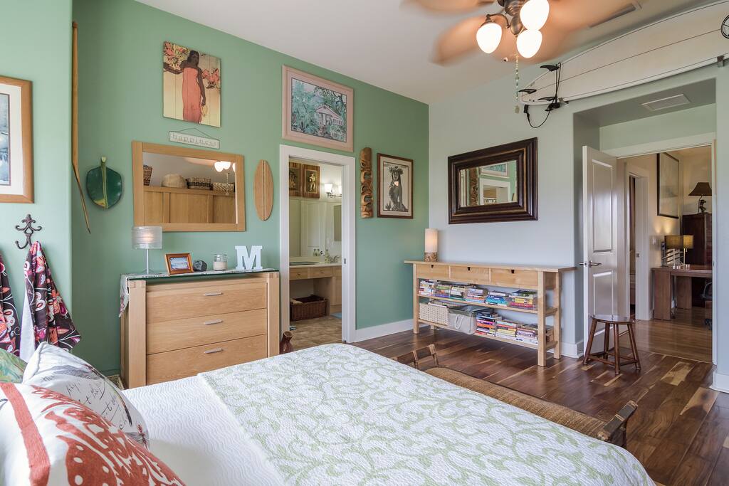 Guest bedroom.