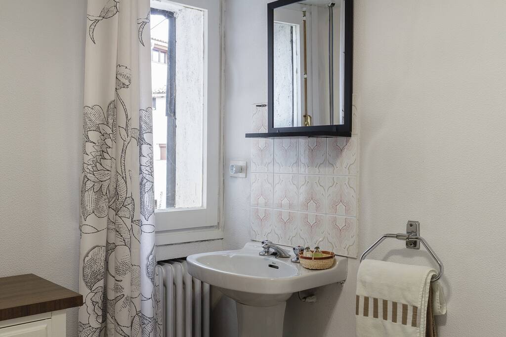 Lavabo dentro de la habitación.