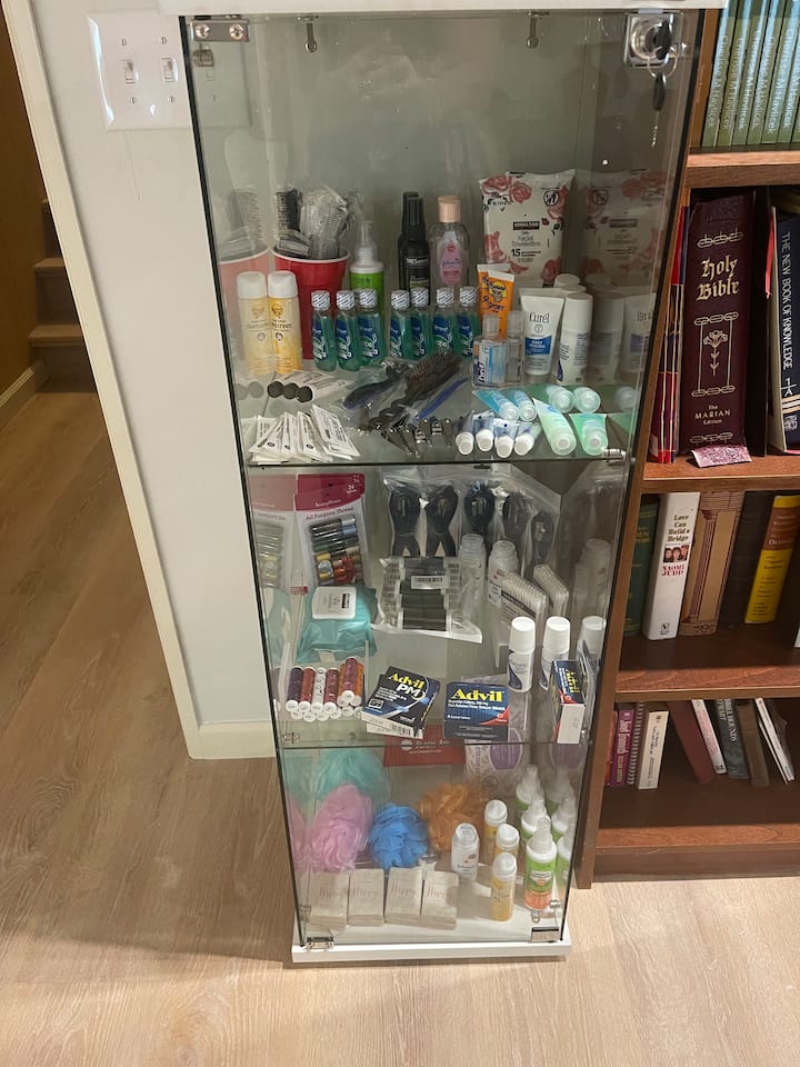 מאות ספרים ומקומות ישיבה נעימים ונעימים