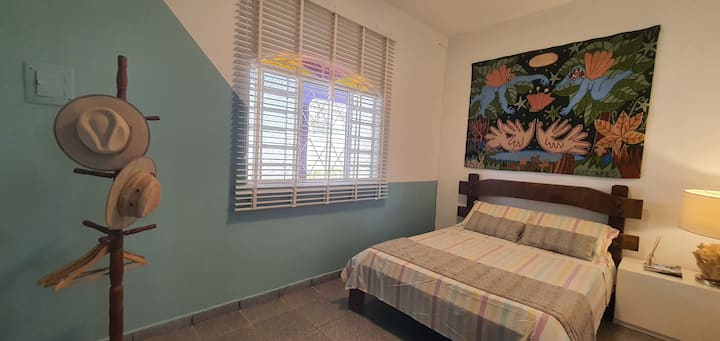 Dhomë dopio në katin përdhes.  Pamje nga ballkoni anësor. 