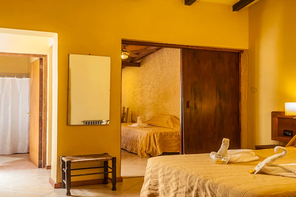 Se puede apreciar como se separa un dormitorio de otro en un apart para 4 personas.
