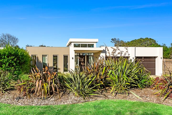 Modern Luxury With Resort Flavour gallery image 2