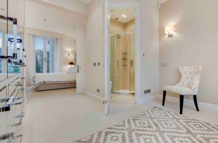 Beautiful Chelsea.Entire Home+Garden.Kings Road gallery image 5