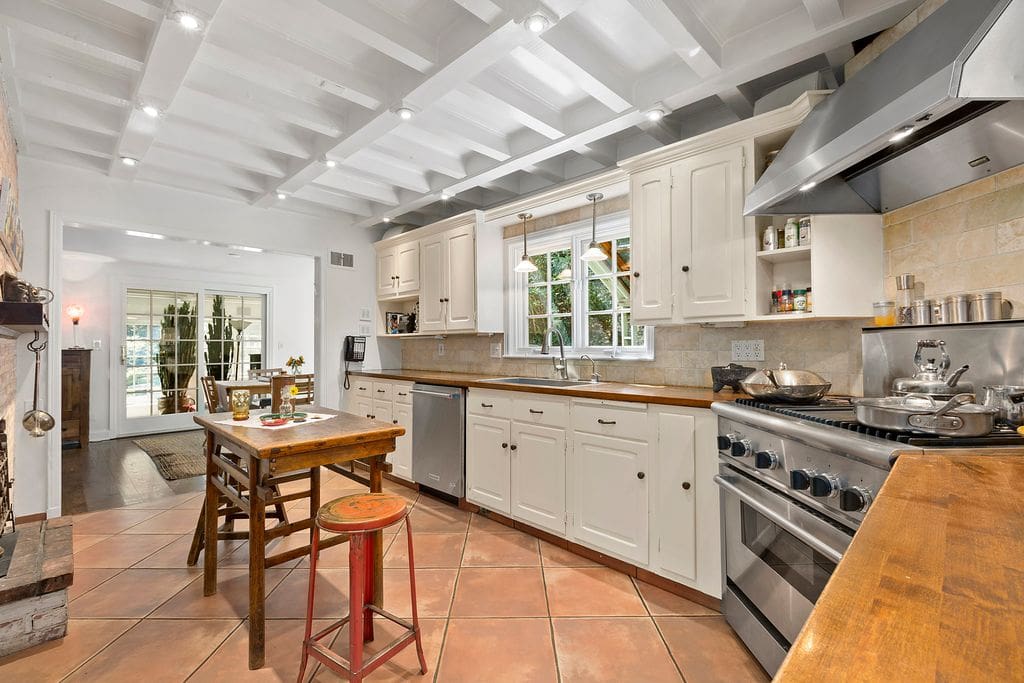Full equipped kitchen