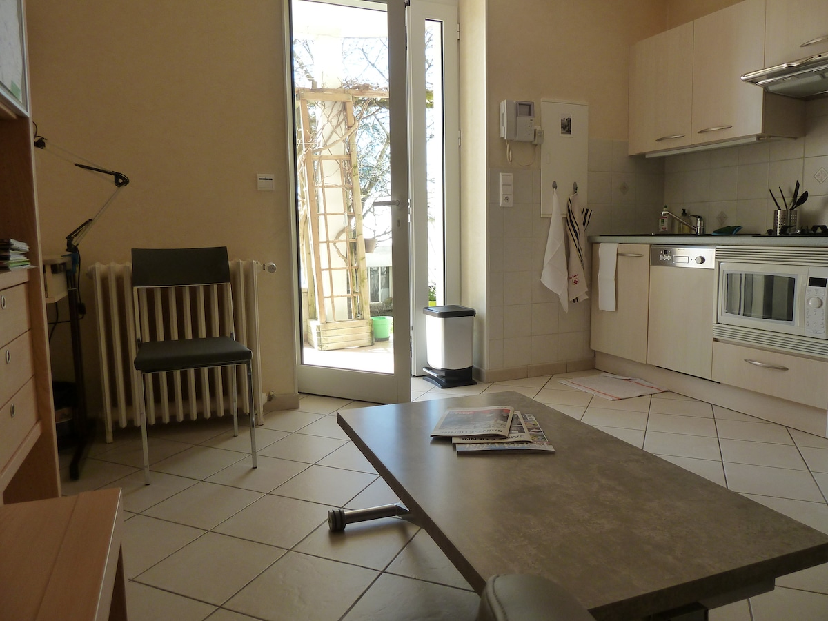 Top Airbnb: Studio + garden level terrace, quiet, close to the center à Saint étienne