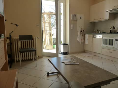 Top Airbnb: Studio + garden level terrace, quiet, close to the center in Saint étienne