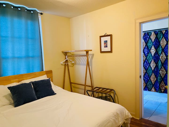 Dormitorio pequeño con cama de matrimonio. No hay enchufes disponibles en esta habitación. Acceso al baño Jack-n-Jill (compartido con dormitorio mediano). Todas las habitaciones en el segundo piso.