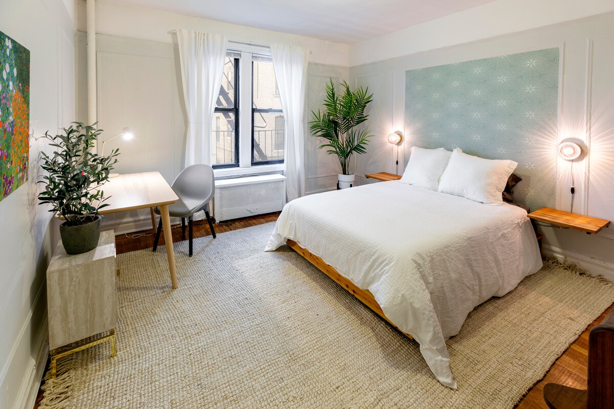 卧室配有高端舒适床垫、棉质床上用品、新枕头、大衣柜和梳妆台。 还有一张书桌和一把书桌椅，非常适合远程办公。 