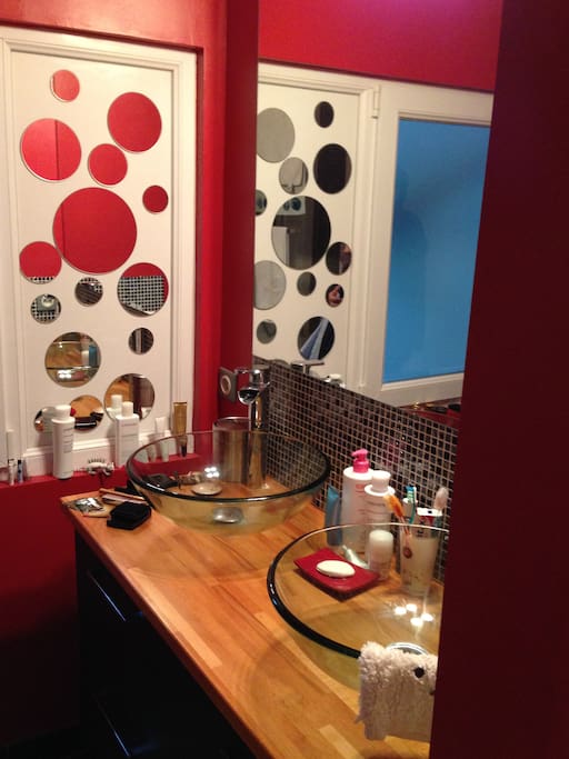 La salle de bain, double vasque, baignoire avec douche, toilette indépendant