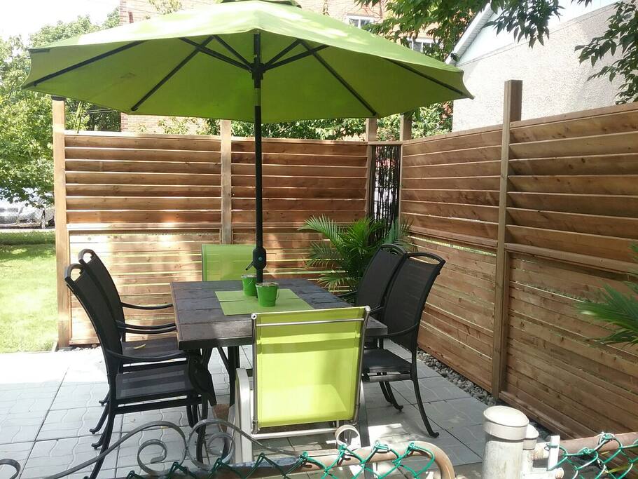 Terrasse privée pour un bon repas. BBQ à votre disponibilité