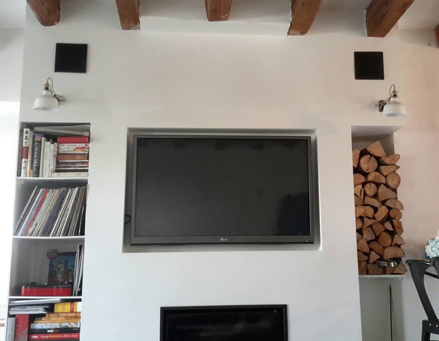 TV avec port USB et lecteur DVD.
Platine vinyle.
Cheminée.