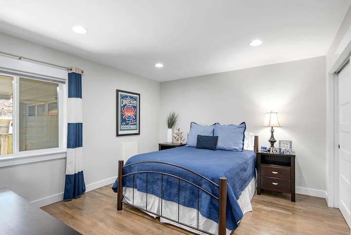 1st Floor Queen Bedroom 
