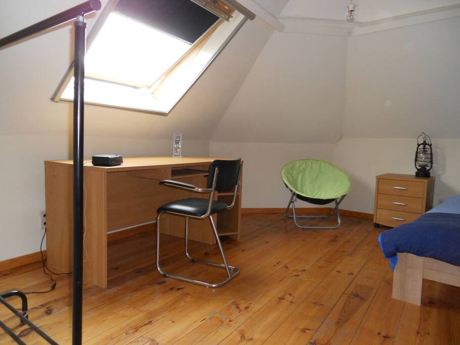Bureau onder lichtrijke velux