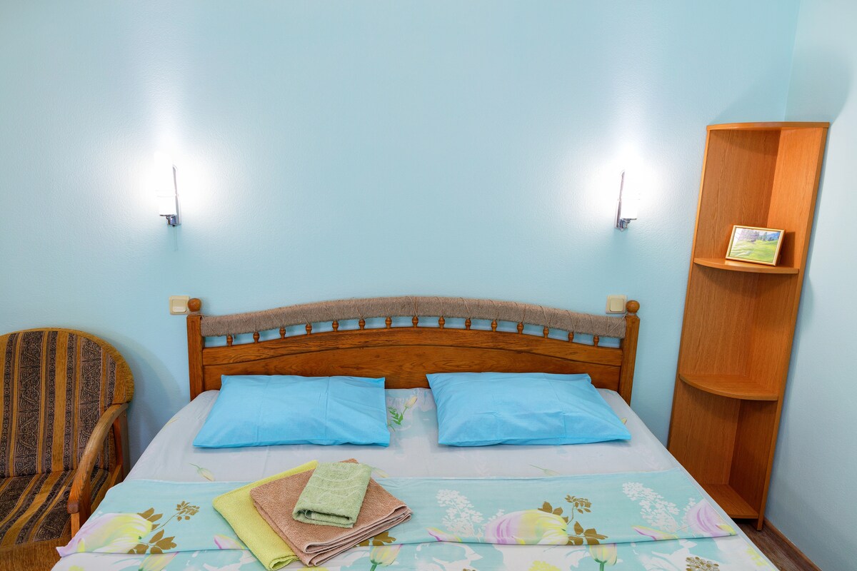 Hrastov krevet s ortopedskim novim madracem. Oprana i glačana posteljina i ručnici.