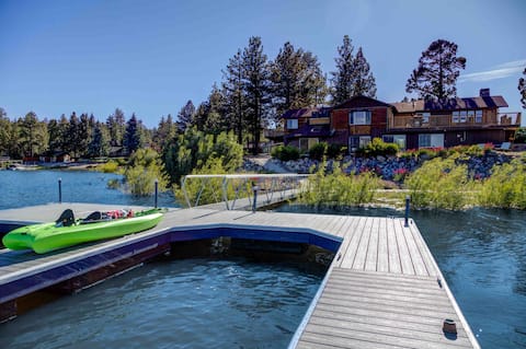 Lake House-BoatDock-Kayaks-Bikes-GameRoom-HotTub