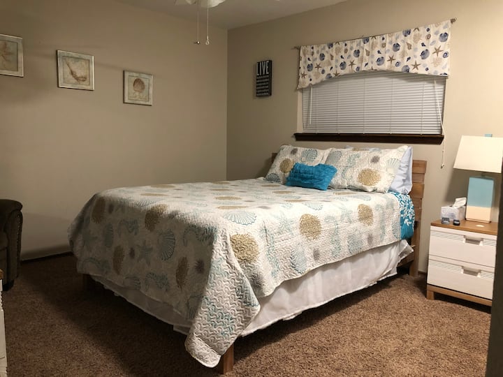 غرفة نوم تضم سرير كوين 