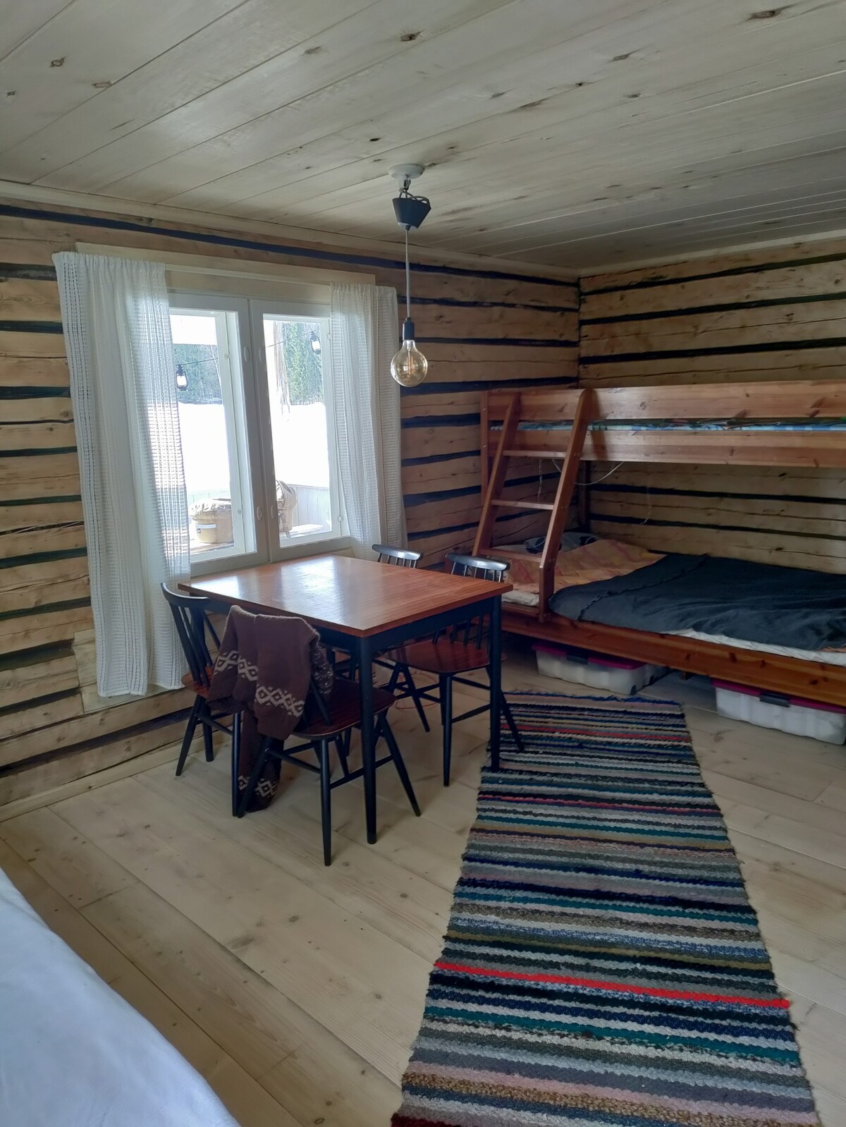 Kerrossänky jossa alhaalla kaksi nukkumapaikkaa ja ylhäällä yksi.