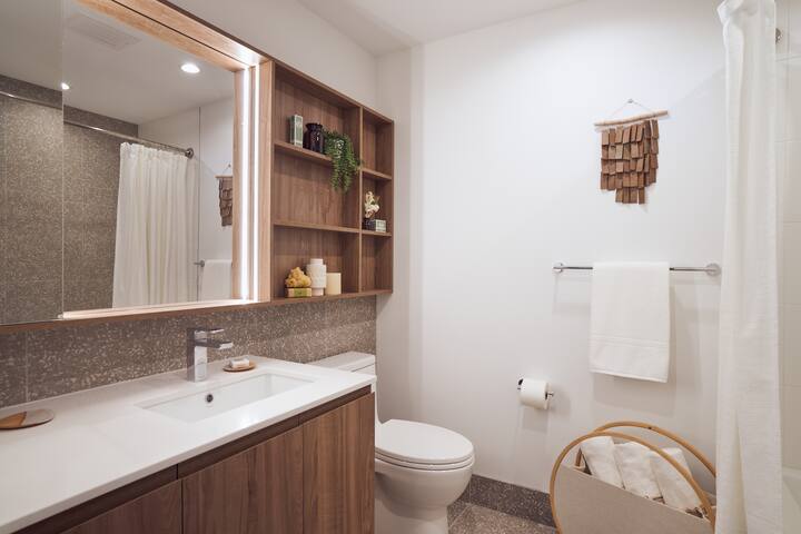 Level – Beautiful 2BD Jr. Suite in River North gallery image 3