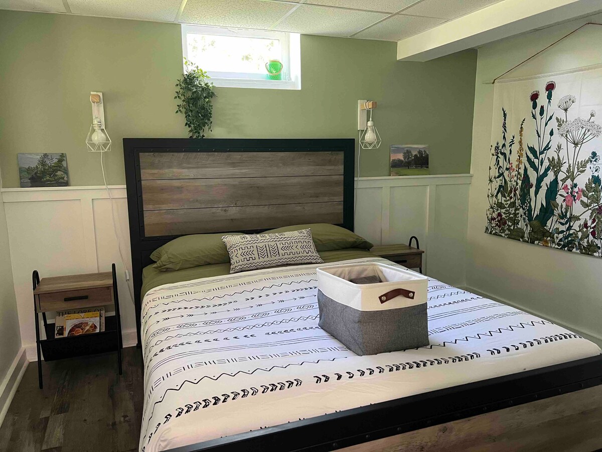 استرخ واسترخ في غرفة نوم حديقتنا. تقع غرفة النوم هذه بعيدًا عن كل شيء وتحتوي على نصف حمام قريب.