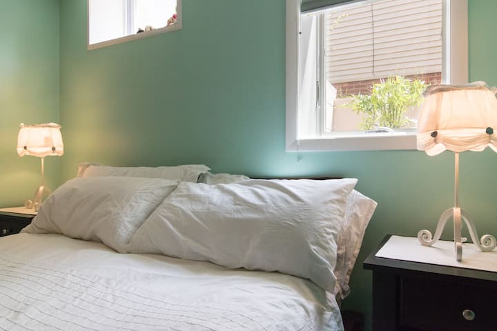 Легло тип Куин в сутеренния апартамент