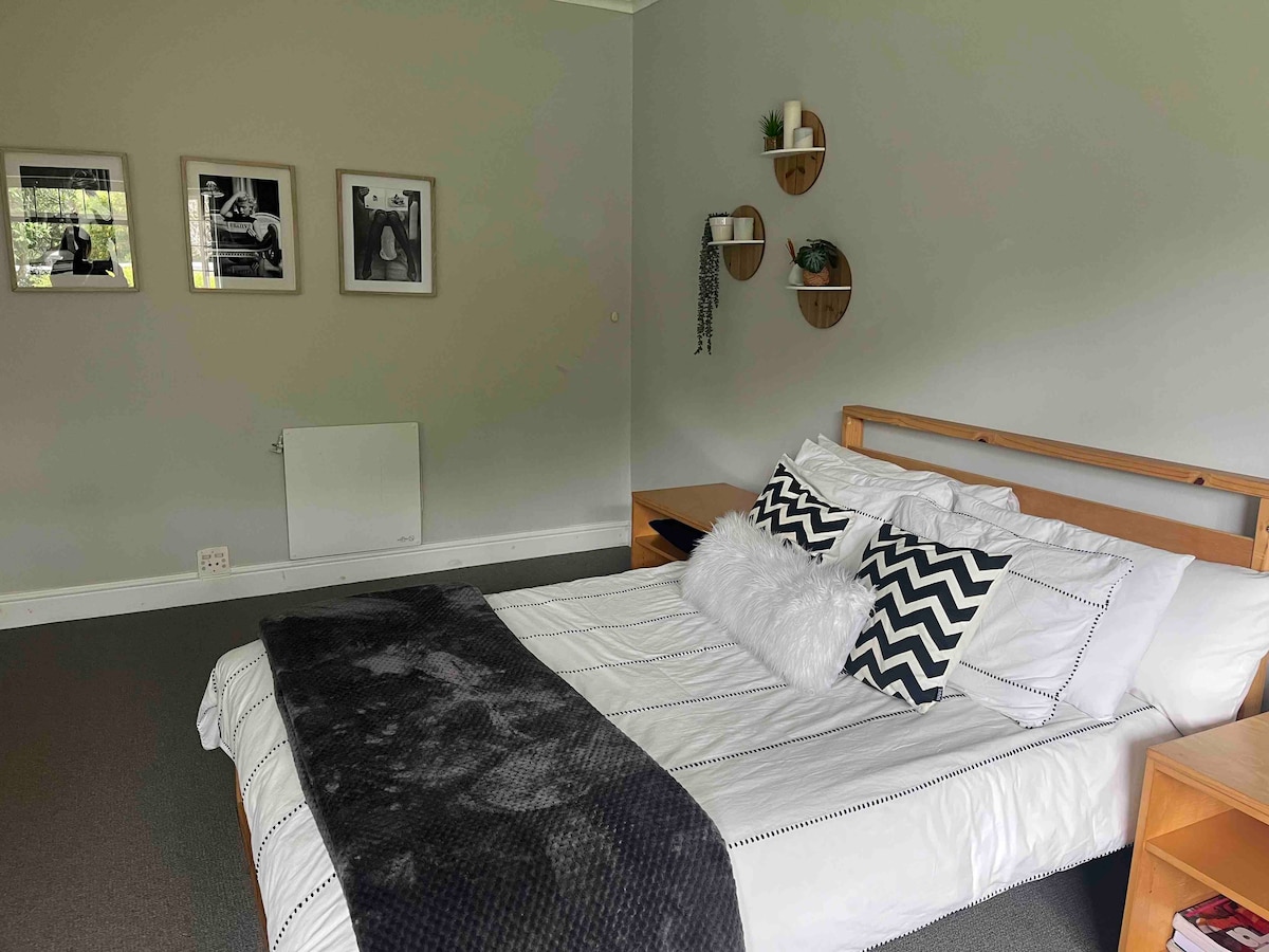 Velika spavaća soba 2 s bračnim krevetom (160x200)