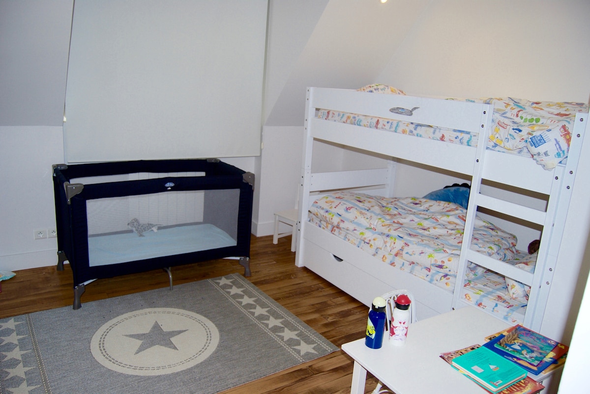 Ნომერი 2 ორსართულიანი საწოლით და საწოლით