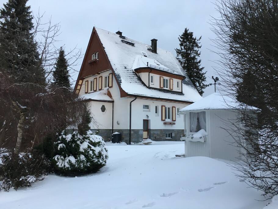 Über 10.000 qm Privatgrundstück mit beheizbarem Gartenhaus