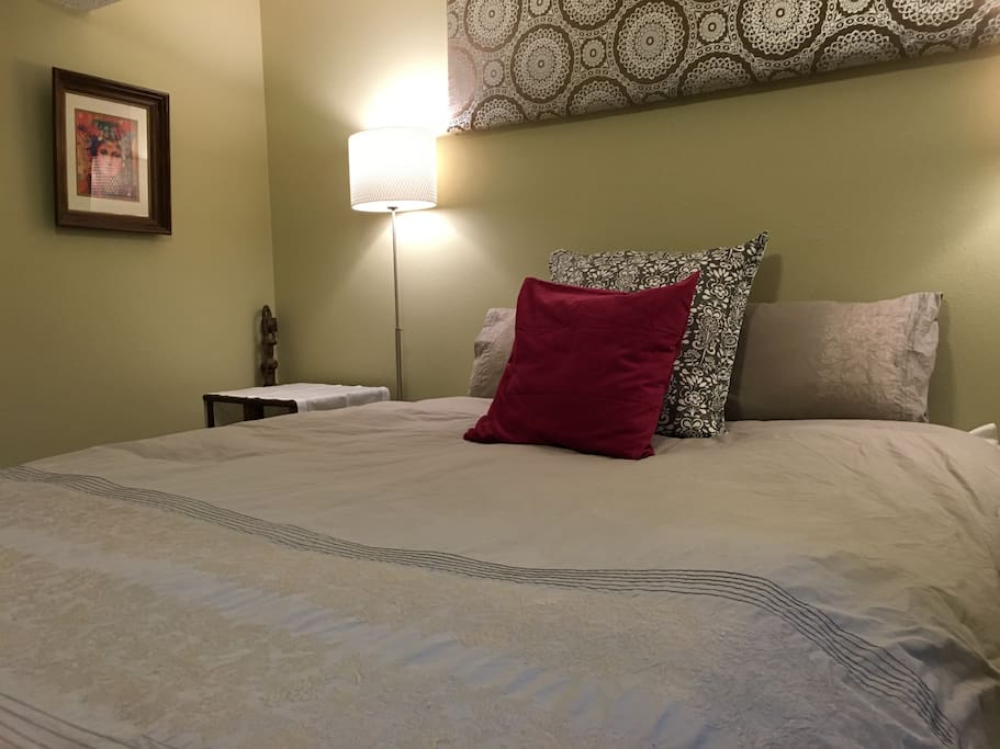 Down duvet, soft and comfy bed, 100% cotton linen and extra pillows, with big fluffy towels for your shower