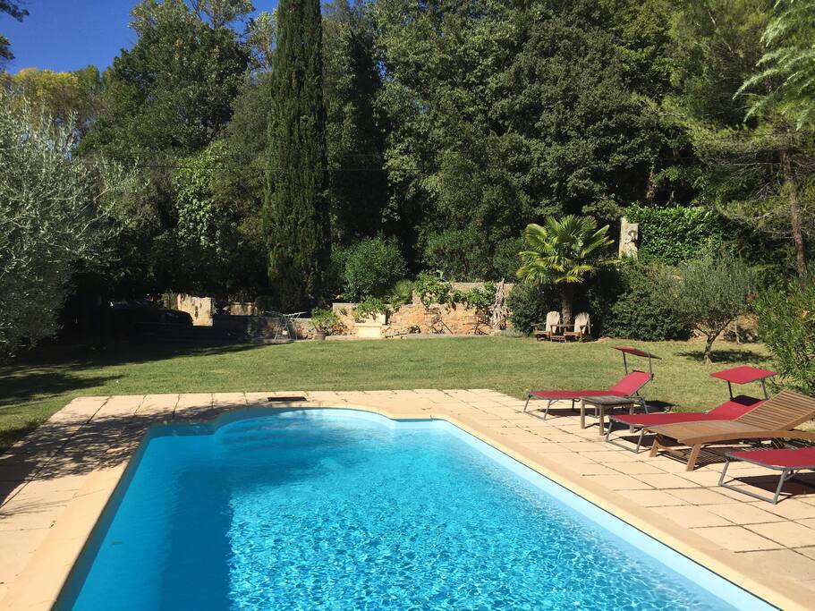 Liegefläche am Pool